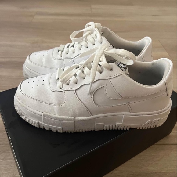 Nike Air Force in white size 8 it is in a very good condition looks new